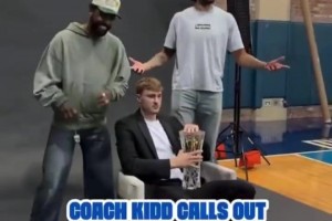 弗拉格拿着最佳新秀奖杯与来自杜克的欧文，莱福利合影...