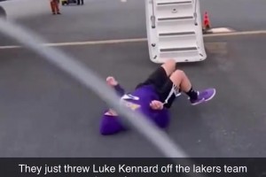 AI恶搞：湖人G5失利 球队把肯纳德扔下飞机