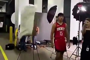 火箭熊之前主动挑衅谢泼德，结果惨遭枕头“KO”